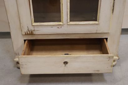 Vitrine rustique en bois laqué blanc. 
179...
