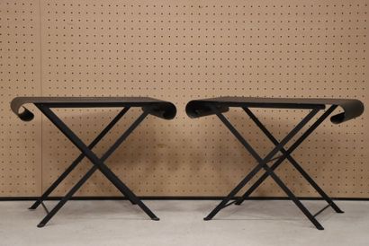 Paire de tables d'appoint pliantes en métal....