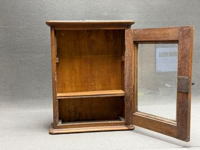 Petite vitrine à étagères , poignée au sommet
58...