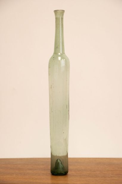 Fine fiole en verre XVIII°. 
H. :25 cm.
