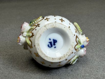 Jacob PETIT (1797-1868)
Petit flacon en porcelaine...