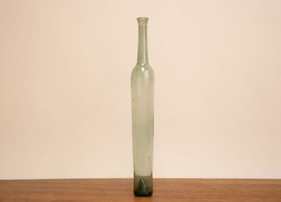 Fine fiole en verre XVIII°. 
H. :25 cm.
