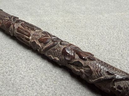 Madagascar: Canne en bois sculpté. 
L. :...