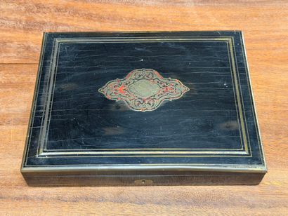 Coffret à jeux en bois noirci, marqueté de...