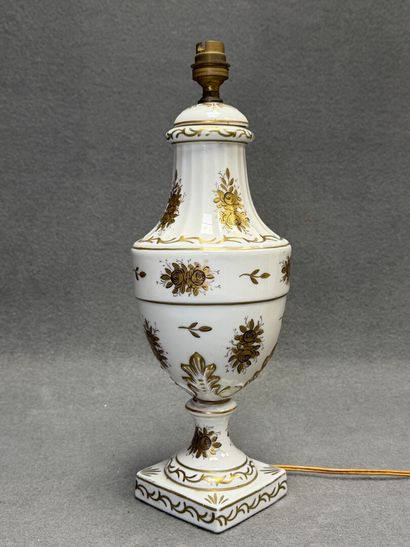 Pied de lampe balustre en porcelaine de Limoges....