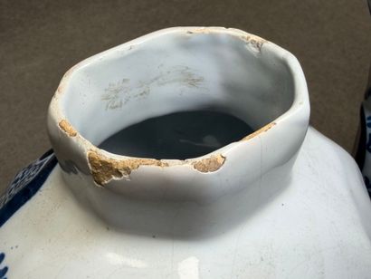 DELFT fin XIX° 
Paire de vases et pot couvert...