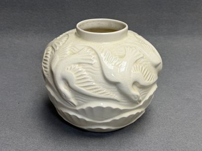 KERAMIS - BOCH.
Vase boule en faïence ivoire...