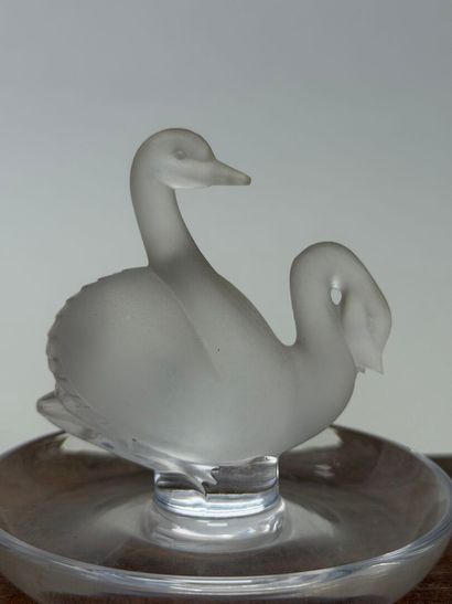 LALIQUE France
Deux baguiers Cygnes en cristal...