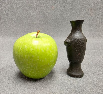 Vase miniature en bronze 
Chine XIX°
H: 10...