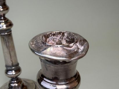 Paire de bougeoirs en argent doublé.
H: 27...