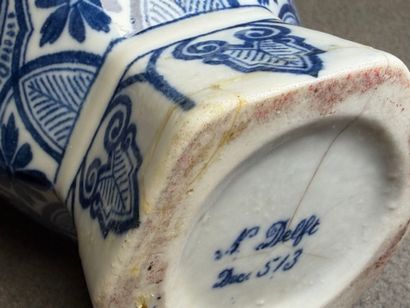 DELFT. 
Paire de vases en faïence. 
H : 22...