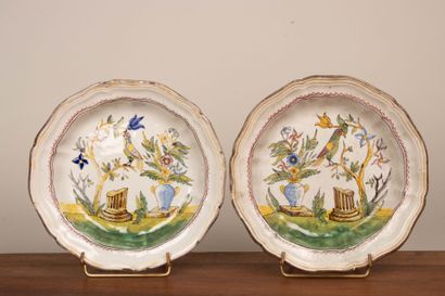 Italie XIX°
Deux assiettes en faïence chantournée...