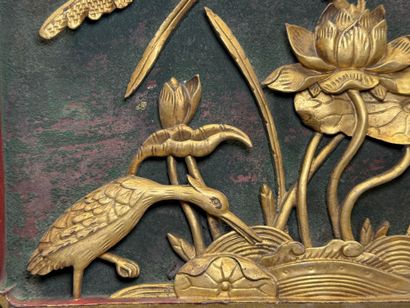 Paire de panneaux en bas-relief laqué doré...