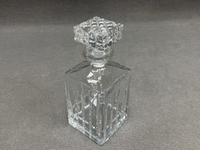 Carafe en cristal. 
H. :23 cm. 
égrenures...