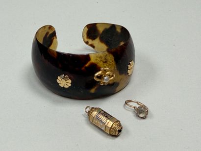 Bracelet en écaille et or, pendentif et une...