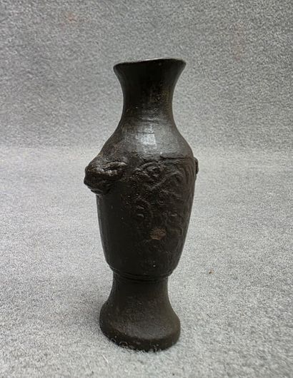 Vase miniature en bronze 
Chine XIX°
H: 10...