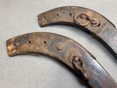 Deux éléments d'attelage de chevaux à décor...
