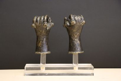 Deux mains en bronze , attaches de charrettes,...