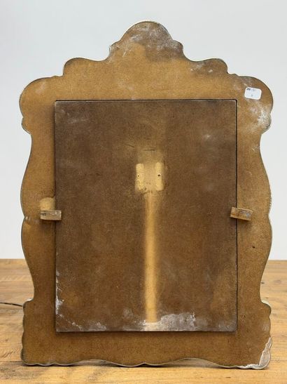 Miroir, cadre en métal argenté de style rocaille.
Travail...