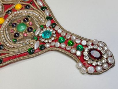 Col collier pectoral brodé de fils de laiton...