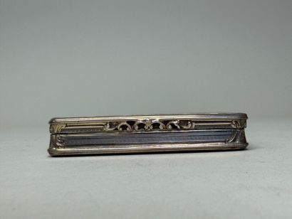 Tabatière en argent à riche décor gravé de...