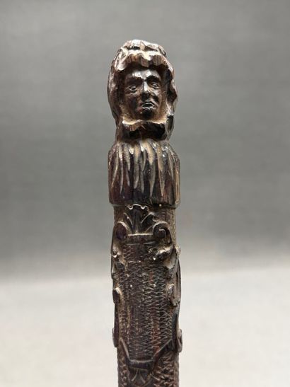 Madagascar: Canne en bois sculpté. 
L. :...