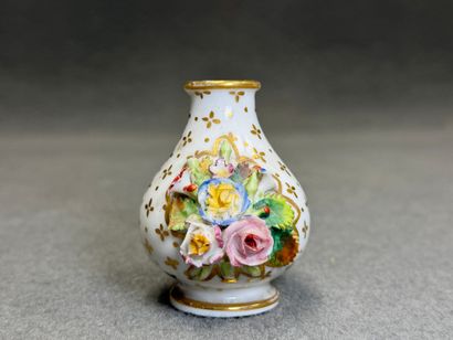 Jacob PETIT (1797-1868)
Petit flacon en porcelaine...