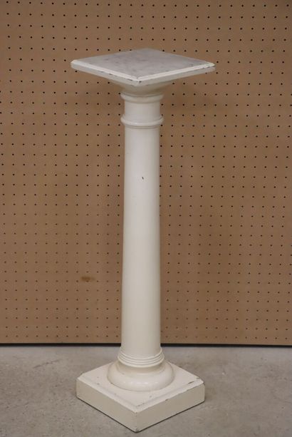 Colonne en bois laqué gris. 
H. :101 cm.