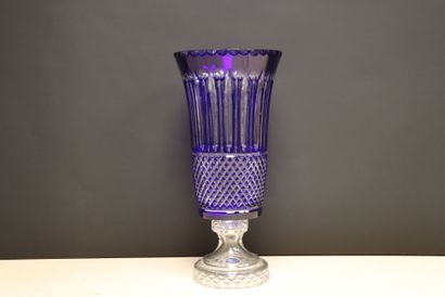 Grand vase en cristal taillé bleu et translucide.
H:...