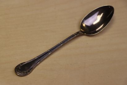 Suite de douze petites cuillères et un passe...