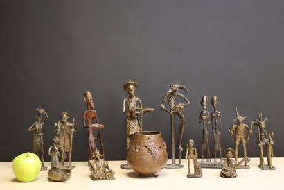 Douze sculptures africaines en bronze et...