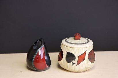 Pot à tabac et petit vase en faience
Années...