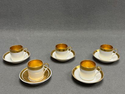 Cinq tasses et soucoupes en porcelaine. 
Paris...