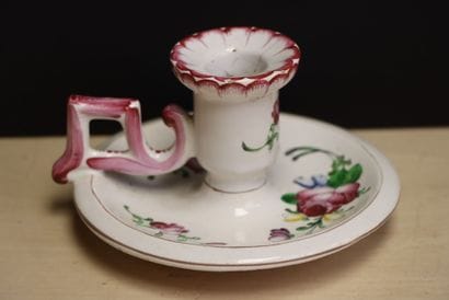 CLAMECY: Bougeoir en faïence. 
H. :8 cm....