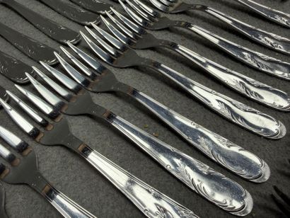 Partie de ménagère en inox:
-12 couteaux...