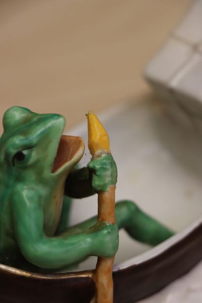 Grenouille en barque: 
Statuette en porcelaine
8,5...