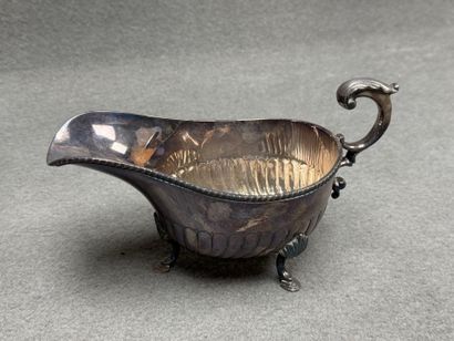 Théière et pot à lait en métal argenté. 
H....