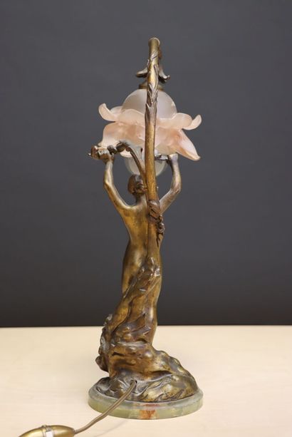 Lampe de salon en bronze. 
H. :42 cm.