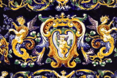 GIEN.
Plat en faience , décor renaissance...