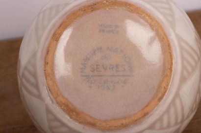 Manufacture Nationale de SÈVRES.
Vase boule...