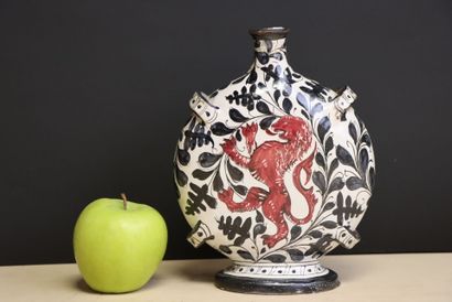 Gourde en faience à décor de lion
H. 22c...