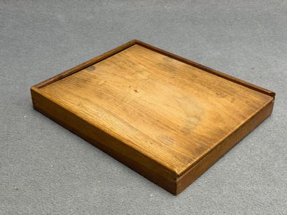 Nain jaune en coffret. 
4,5 x 30 x 25 cm...