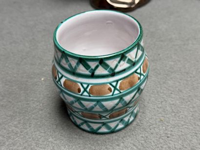 Paire de bougeoirs en faïence, vase, pot...