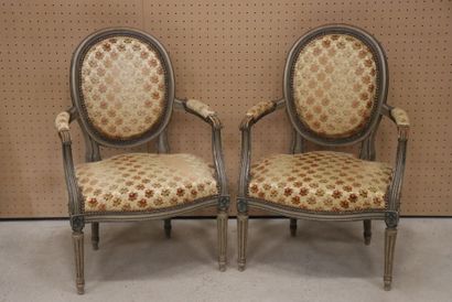 Paire de fauteuils médaillons d'époque Louis...