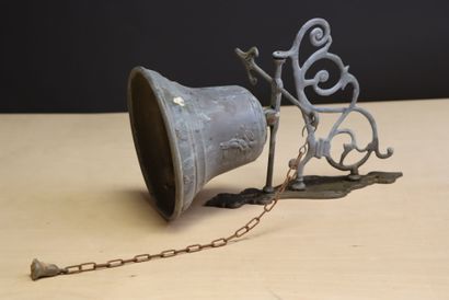 Cloche en applique. 
38 x 20 x 24 cm.