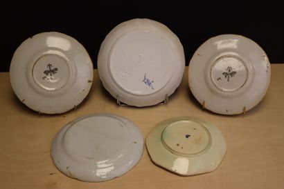 Cinq assiettes en faïence dont deux de Montagnon...