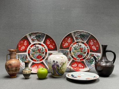 Lot comprenant: 
Deux grands plats décor...