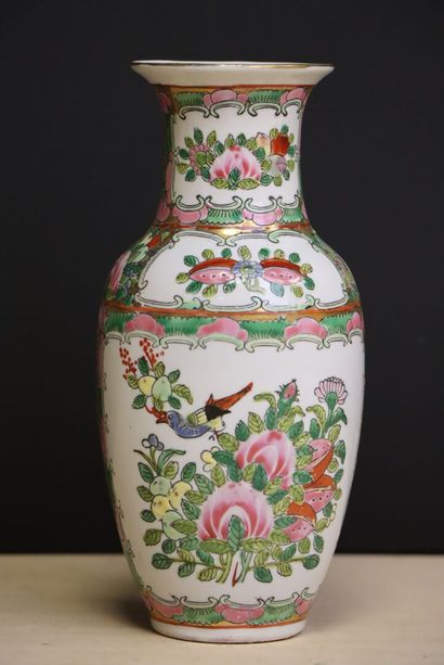 Petit vase en porcelaine de Chine. 
H. :21...