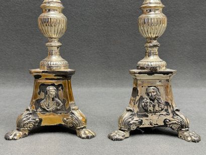 Paire de grands piques cierge en métal argenté...