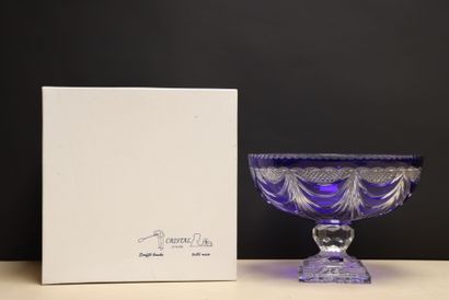 Coupe sur piedouche en cristal taillé bleu...